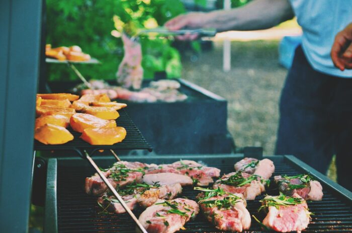 Pirmas žingsnis į gerą grillkepsnį – tinkamos mėsos pasirinkimas: grilio eksperto  patarimai